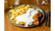 Jaggerșnițel de porc în sos de cașcaval cu cartofi prăjiți
