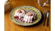 Papanași prăjiți cu finetti şi topping de fructe
