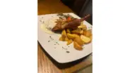Tomahawk de porc cu cartofi și sos de piper verde